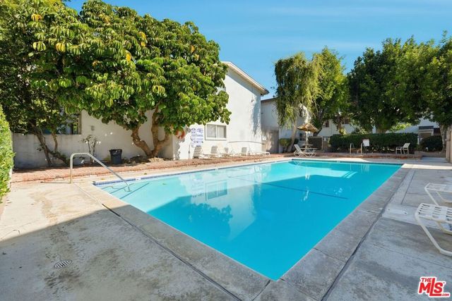 18601 Collins Street D27, Tarzana, CA 91356