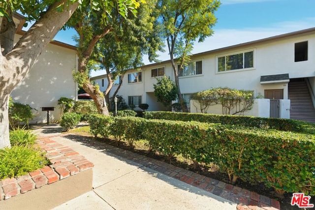 18601 Collins Street D27, Tarzana, CA 91356