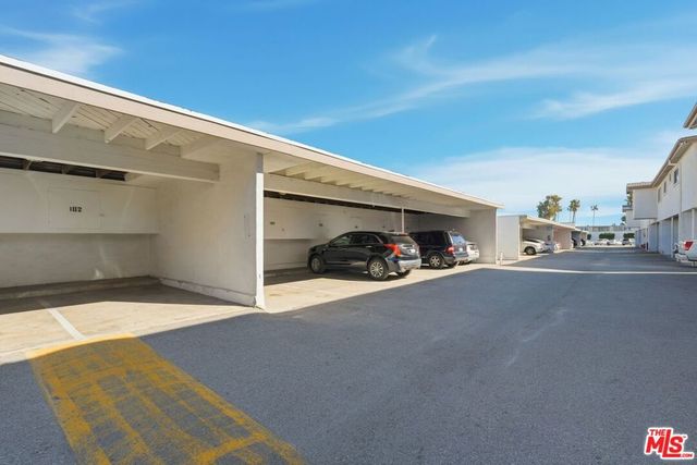 18601 Collins Street D27, Tarzana, CA 91356