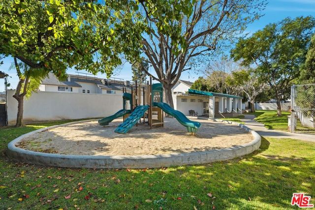 18601 Collins Street D27, Tarzana, CA 91356