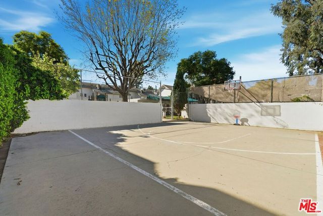 18601 Collins Street D27, Tarzana, CA 91356