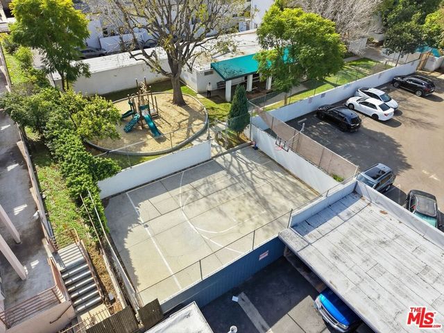 18601 Collins Street D27, Tarzana, CA 91356