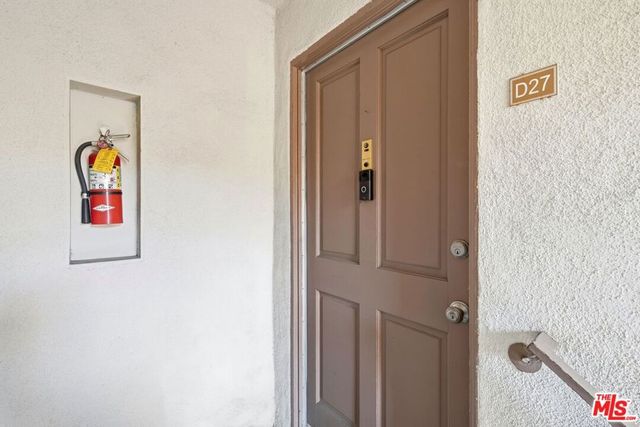 18601 Collins Street D27, Tarzana, CA 91356