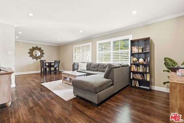 18601 Collins Street D27, Tarzana, CA 91356