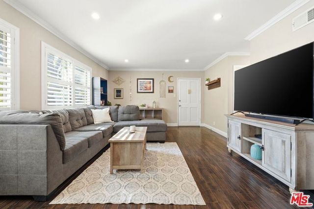 18601 Collins Street D27, Tarzana, CA 91356