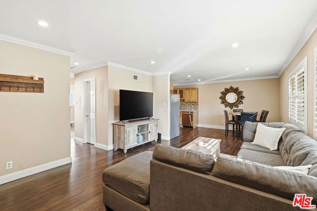 18601 Collins Street D27, Tarzana, CA 91356