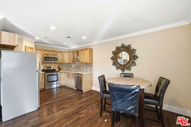 18601 Collins Street D27, Tarzana, CA 91356