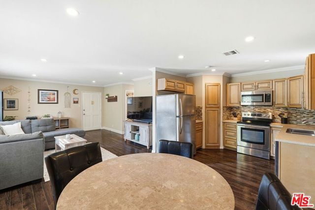 18601 Collins Street D27, Tarzana, CA 91356