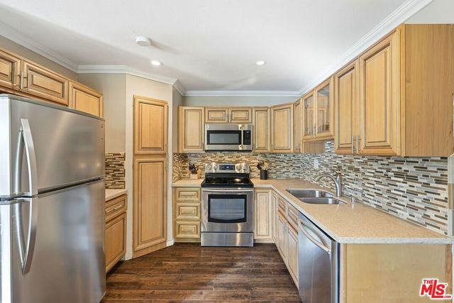 18601 Collins Street D27, Tarzana, CA 91356