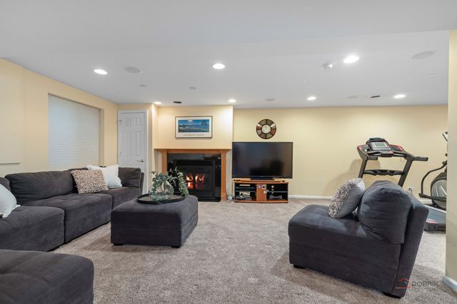 332 colonial Drive, Vernon Hills, IL 60061