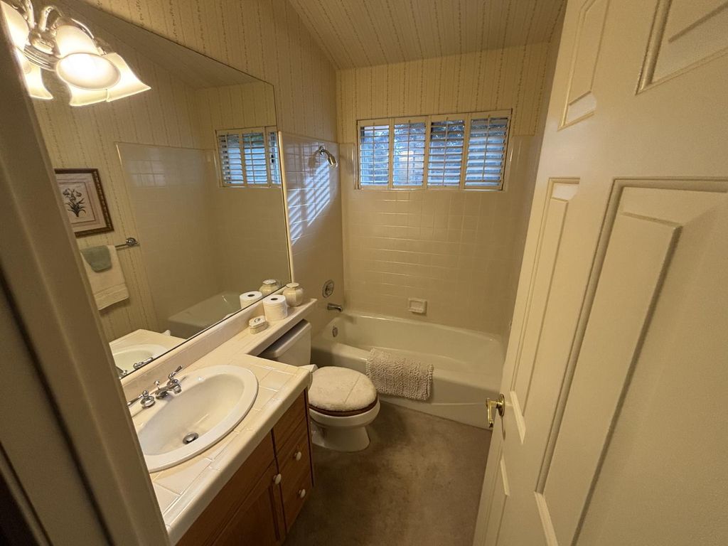 Image 16 of property listing at 9066 N Red Lion Drive, Fresno, CA 93720