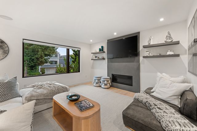 200 Hillspoint Road, Westport, CT 06880