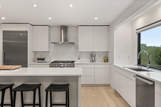 200 Hillspoint Road, Westport, CT 06880