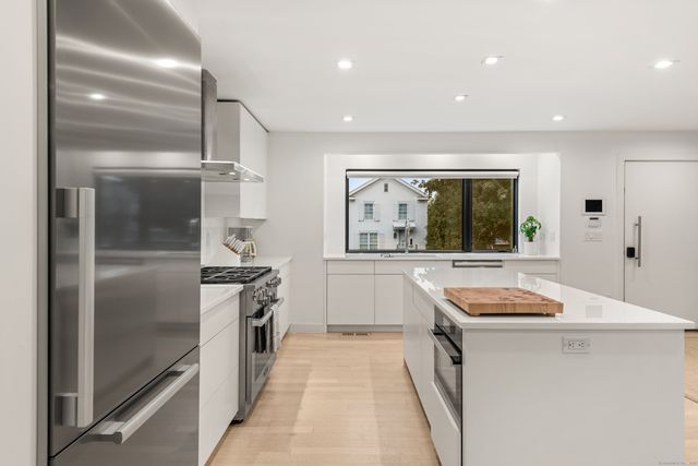 200 Hillspoint Road, Westport, CT 06880