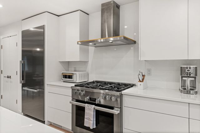 200 Hillspoint Road, Westport, CT 06880