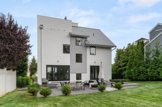 200 Hillspoint Road, Westport, CT 06880