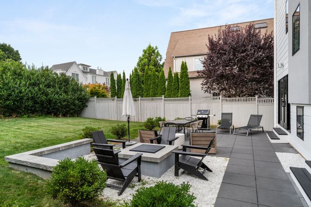 200 Hillspoint Road, Westport, CT 06880