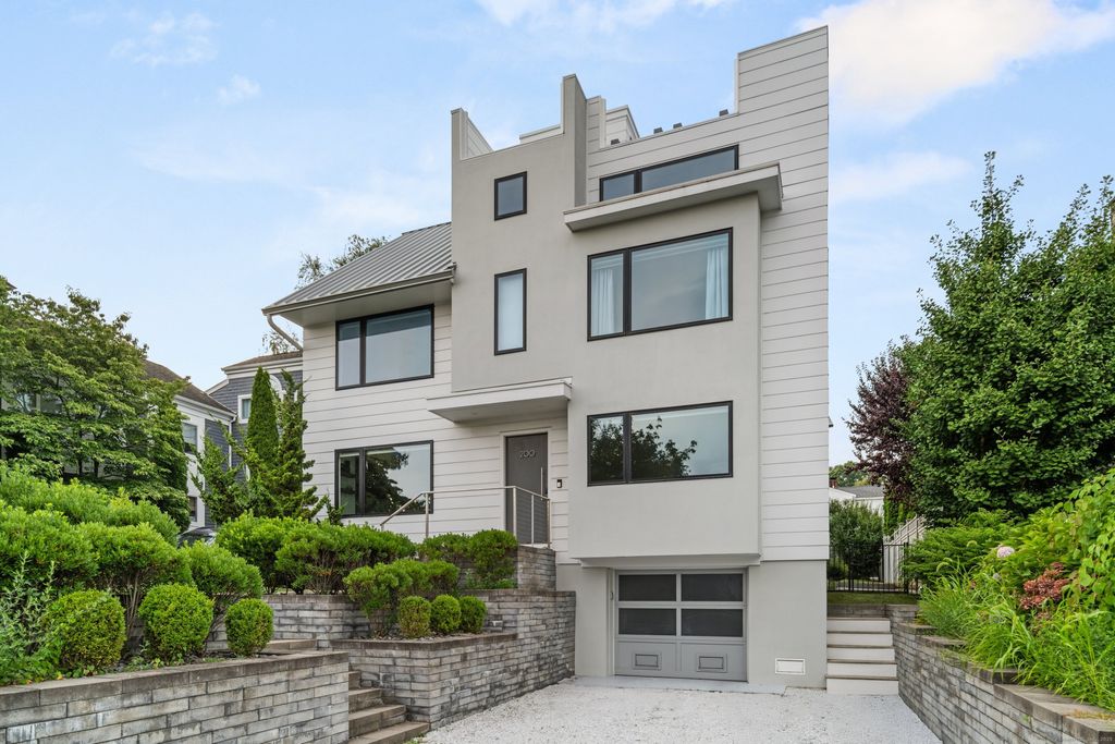 200 Hillspoint Road, Westport, CT 06880