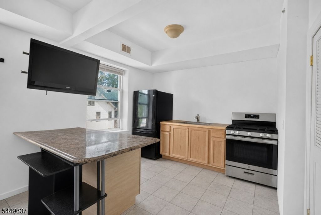 133 N Maple Ave 303, East Orange City, NJ 07017