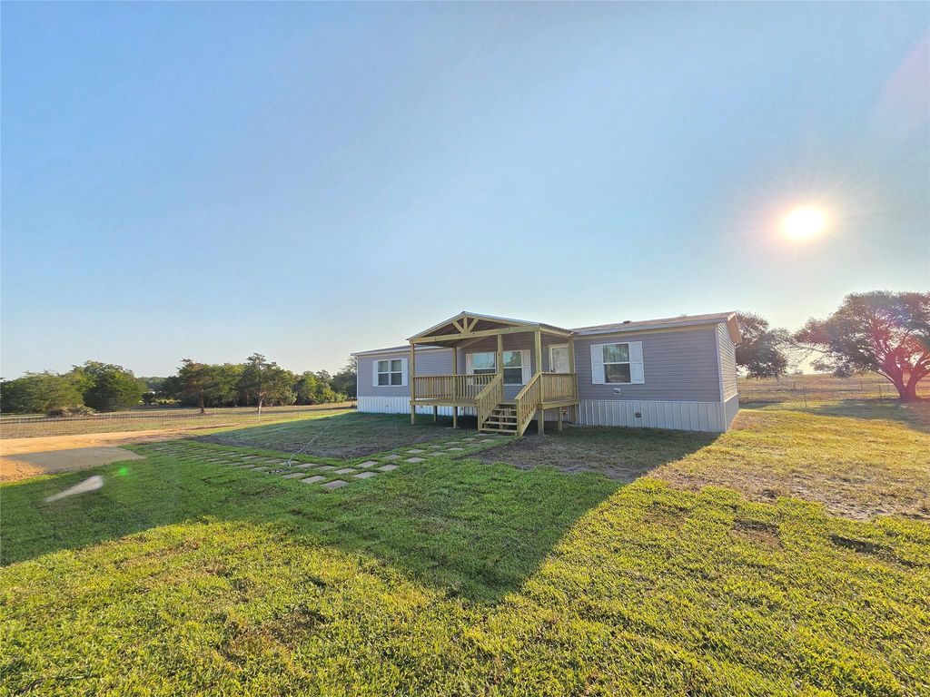 1065 E Old Hallettsville RD, Flatonia, TX 78941