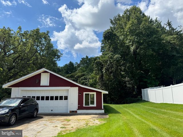 5115 S BARNABY RD, Temple Hills, MD 20748