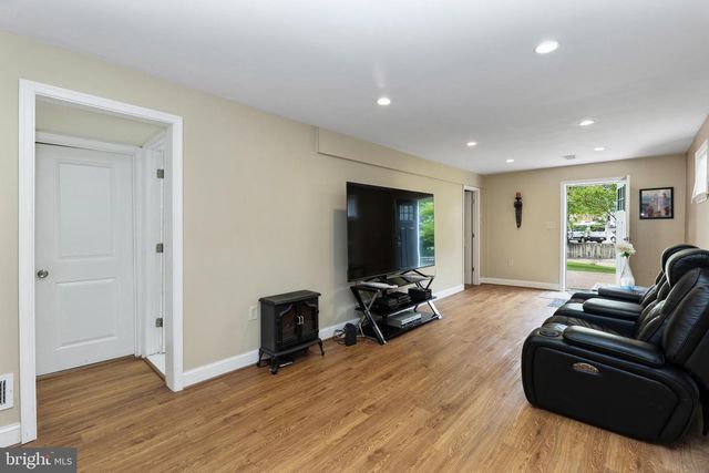123 WALNUT ST NW, Washington, DC 20012