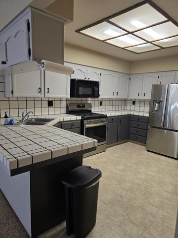 530 Locust Ave, Manteca, CA 95337