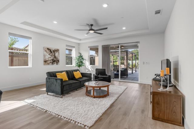 242 McKays Point Pl, West Sacramento, CA 95605