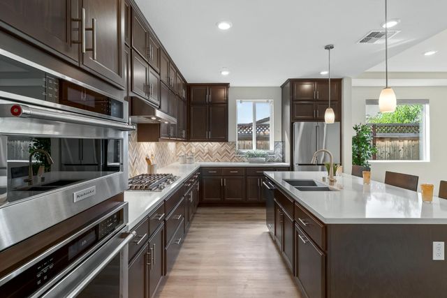 242 McKays Point Pl, West Sacramento, CA 95605