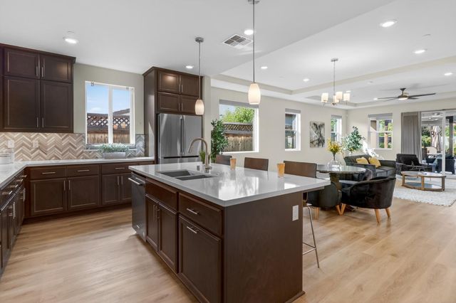 242 McKays Point Pl, West Sacramento, CA 95605