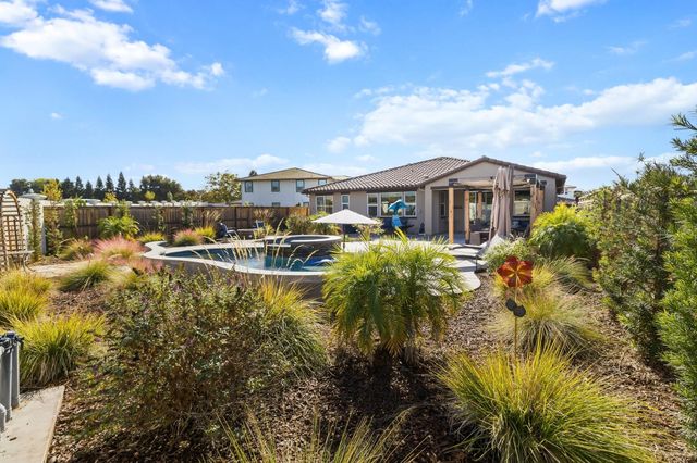 242 McKays Point Pl, West Sacramento, CA 95605