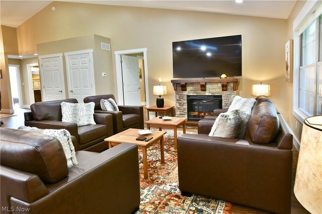 12 Bayview Circle, Cortland, OH 44410
