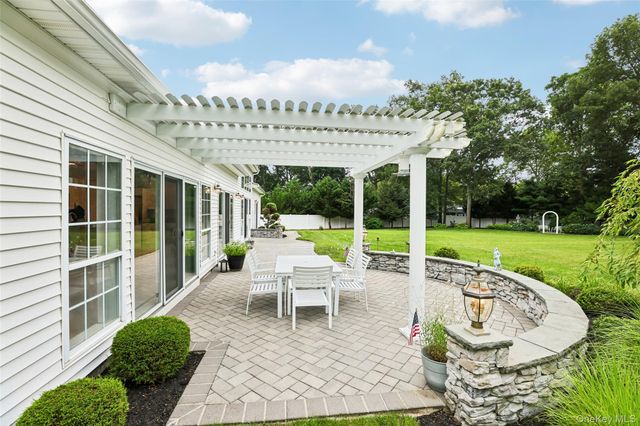 75 Arbor Field Way, Lake Grove, NY 11755