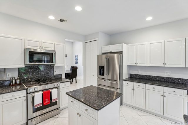 75 Arbor Field Way, Lake Grove, NY 11755