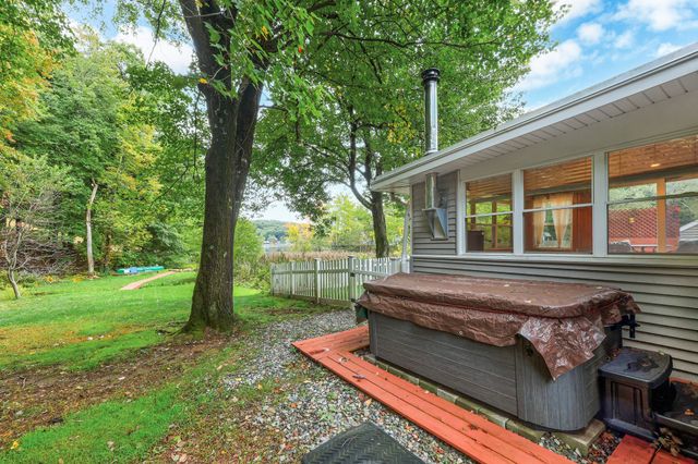 43 Mashapaug Rd, Holland, MA 01521