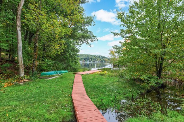 43 Mashapaug Rd, Holland, MA 01521