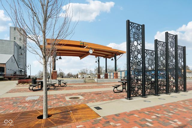 784 Streamside Drive, Greenfield, IN 46140