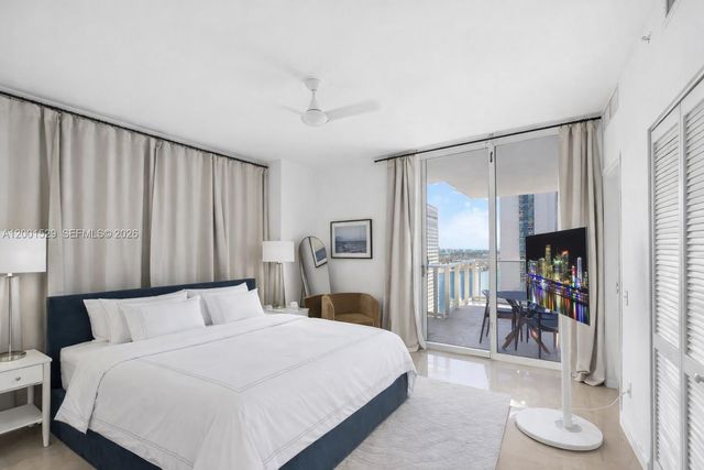 300 S Biscayne Blvd T-2416, Miami, FL 33131