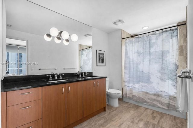 300 S Biscayne Blvd T-2416, Miami, FL 33131