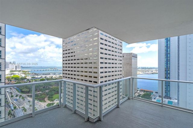 300 S Biscayne Blvd T-2416, Miami, FL 33131