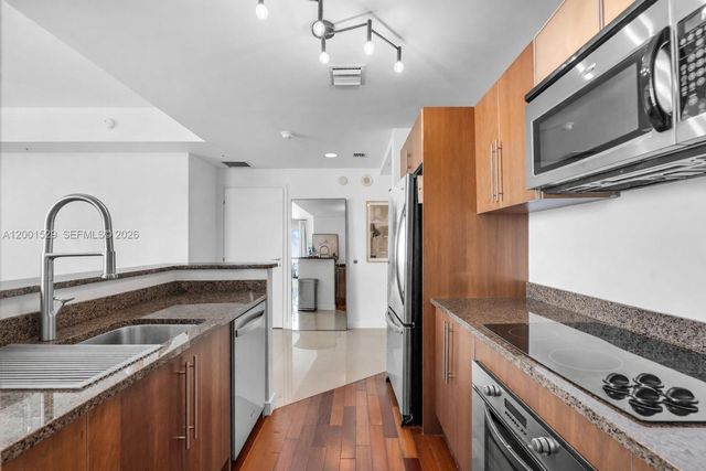 300 S Biscayne Blvd T-2416, Miami, FL 33131