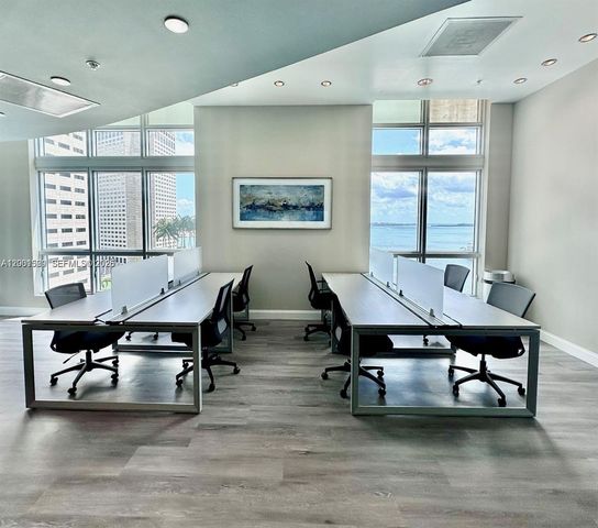 300 S Biscayne Blvd T-2416, Miami, FL 33131