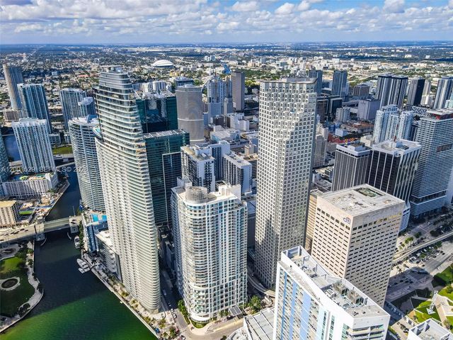 300 S Biscayne Blvd T-2416, Miami, FL 33131