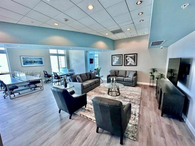 300 S Biscayne Blvd T-2416, Miami, FL 33131