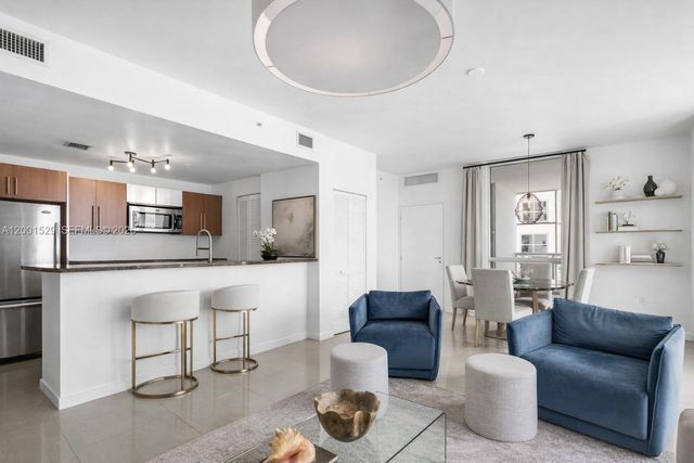 300 S Biscayne Blvd T-2416, Miami, FL 33131