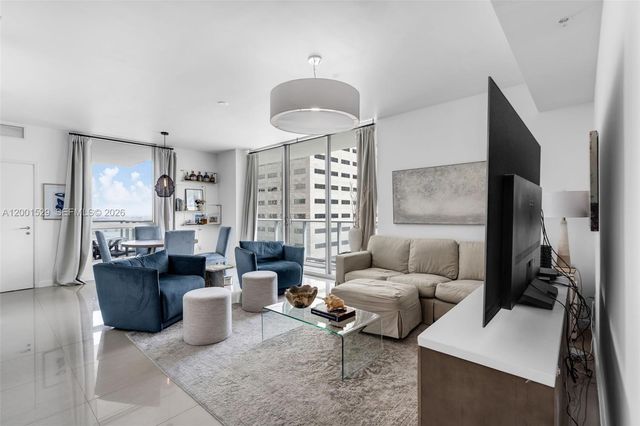 300 S Biscayne Blvd T-2416, Miami, FL 33131