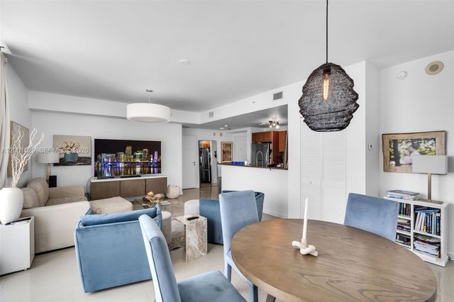 300 S Biscayne Blvd T-2416, Miami, FL 33131