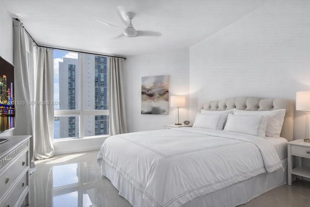 300 S Biscayne Blvd T-2416, Miami, FL 33131