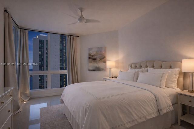 300 S Biscayne Blvd T-2416, Miami, FL 33131