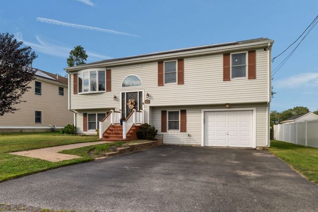 52 Family Dr, Fall River, MA 02721
